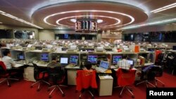 Suasana di Bursa Saham Hong Kong. 