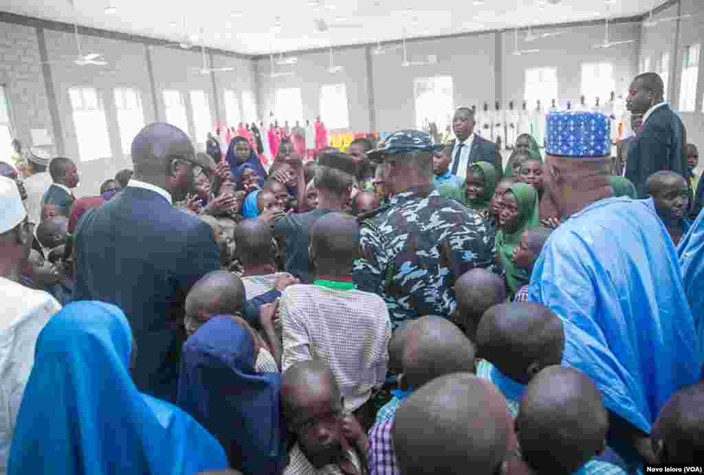 Yemi Osibanjo Ya Ziyarci Sabuwar Makarantar Kwana Da Aka Ginawa Marayu A Borno