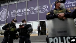 La policía hace guardia frente a la fiscalía especial donde el presidente peruano, Pedro Castillo, responde preguntas como parte de una investigación en su contra en Lima, Perú, el lunes 5 de septiembre de 2022.