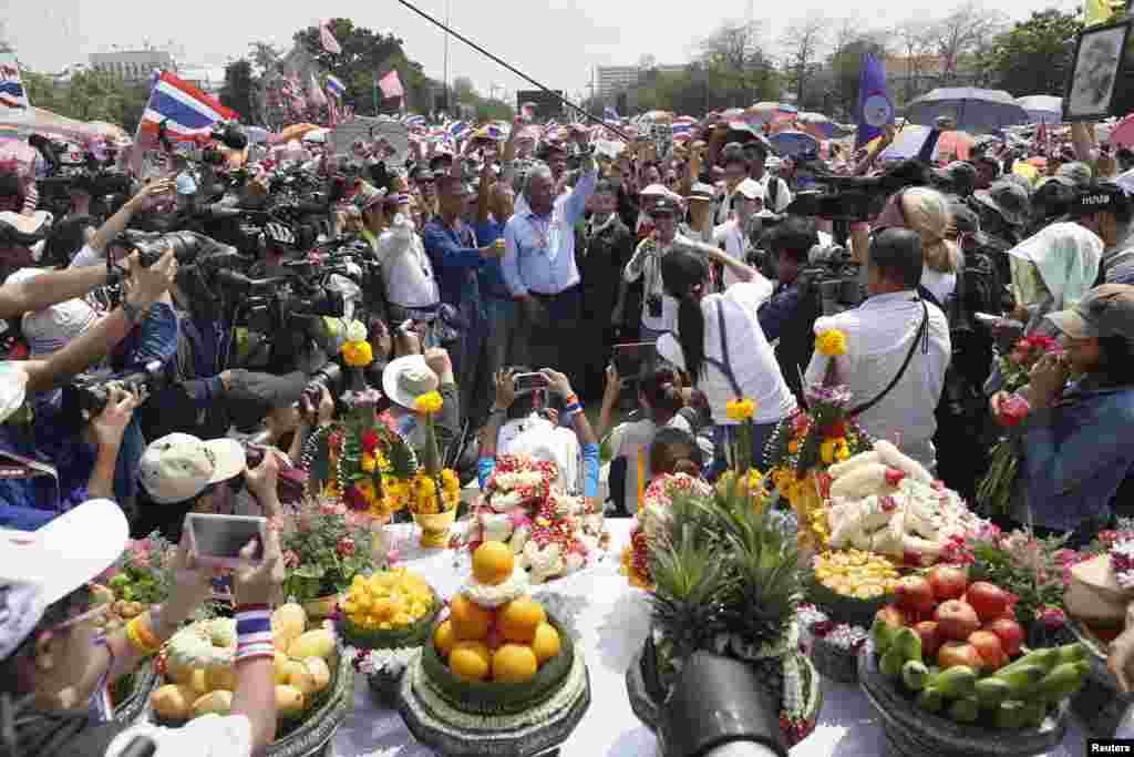 Anti-government protest leader Suthep Thaugsuban (C) gestures to supporters after praying at the Royal Plaza in Bangkok, March 29, 2014.