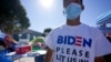 un hombre de Honduras en busca de asilo en los Estados Unidos lleva una camisa que dice: "Biden favor déjanos entrar", el 1 de marzo, en Tijuana, México.