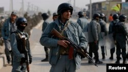 Polisi Afghanistan melakukan penjagaan keamanan dalam aksi unjuk rasa di Kabul (foto: dok).