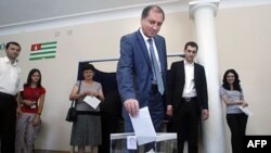 Голосует один из кандидатов на президентских выборах в Абхазии Сергей Шамба. Сухуми. 26 августа 2011 г.