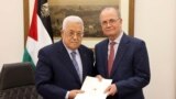 محمد مصطفی، نخست وزیر جدید تشکیلات فلسطینی (راست) به همراه محمد عباس، رئیس این تشکیلات. 