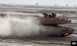 Arhiva - Tenk M1A1 Ejbrams na pologonu jugoistočno od Bagdada, Irak, 24. avgusta 2010.