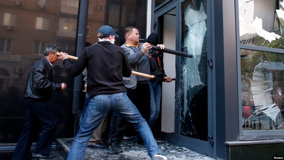 Người biểu tình thân Nga đập phá một cơ sở kinh doanh ở Donetsk, đông Ukraine, ngày 3 tháng 5, 2014 