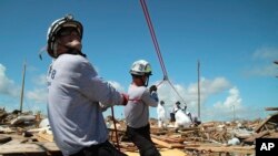 Рятувальники із США допомагають витягти з під руїн тіло на одному з Багамських островів