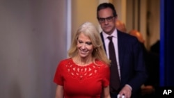 白宮國家安全委員會發言人安東(後)1月23日資料照。