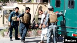 Afghan policemen transport the body of a police after gunmen attack in Jalalabad city eastern Afghanistan, May 17, 2017. 