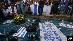La comunidad periodística realiza un memorial en honor al periodista asesinado Ángel Gahona, quien murió el 21 de abril en la ciudad de Bluefields mientras cubría las protestas antigubernamentales, en Nicaragua, el jueves 26 de abril de 2018. Foto AP/Alfredo Zúñiga