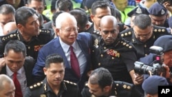 Former Malaysian Prime Minister Najib Razak, center, arrives at a court house in Kuala Lumpur, Malaysia, July 4, 2018.