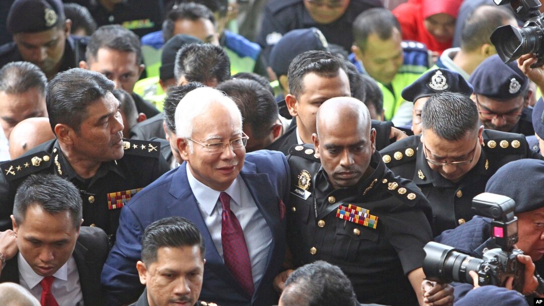 Mantan Perdana Menteri Malaysia Najib Razak (tengah), tiba di gedung pengadilan di Kuala Lumpur, Malaysia, 4 Juli 2018.