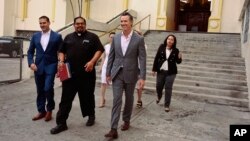 El gobernador de California, Gavin Newsom, (segundo desde la derecha) junto al alcalde de San Salvador, Ernesto Muyshontof, (último a la izquierda), tras visitar la tumba del arzobispo Oscar Romero en la Catedral de San Salvador, El Salvador, el domingo, 7 de abril de 2019.