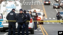 Petugas polisi New York City bekerja di lokasi suatu penembakan, 9 Februari 2020, di New York, sebagai ilustrasi. (Foto: AP/John Minchillo)