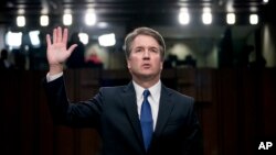 Brett Kavanaugh, saat diambil sumpahnya di hadapan Komite Kehakiman Senat di Capitol Hil, Washington, D.C., untuk memulai kesaksiannya dalam sidang konfirmasi untuk menggantikan posisi Hakim Anthony Kennedy, 4 September 2018. (Foto: dok). 