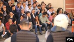 13 Ekim 2016'daki HDP merdivenlerinde oturan Pir, eliyle ağzını kapatarak, protestoya katılmıştı