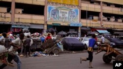 Un petit marché après les élections à Abidjan, en octobre 2015. (AP Photo/Schalk van Zuydam)