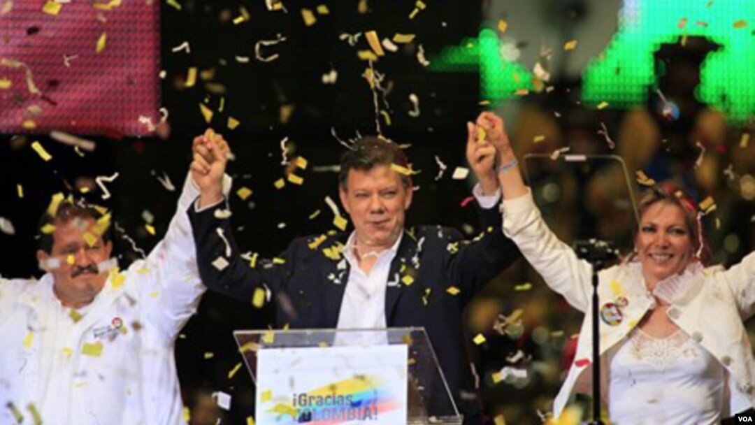 Juan Manuel Santos merayakan kemenangan besar dalam pemilihan putaran kedua presiden Kolombia.