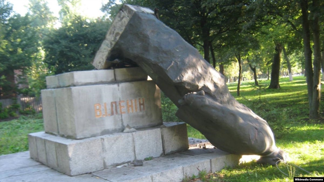 Một bức tượng Lê nin bị giật đổ ở Ukraine