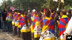 Tibetans marching in Tibetan flags in a rally near the Chinese embassy in New Delhi on Wednesday (VOA Tibetan Photo/Tsering Wangyal)