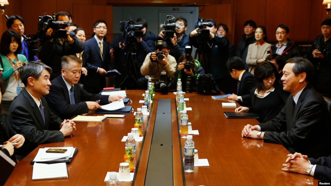 한국의 조태영 외교부 1차관(왼쪽)과 일본의 사이키 아키타카 외무성 사무차관(오른쪽)이 12일 서울 외교부 청사에서 회담했다.