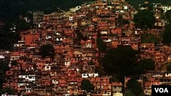 Tras expulsar a los narcotraficantes, las milicias toman el control de las favelas y hacen negocios ilegales.