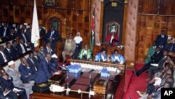 Waziri wa fedha wa Kenya Robinson Njeru Githae akiwasilisha bajeti bungeni Juni 14, 2012