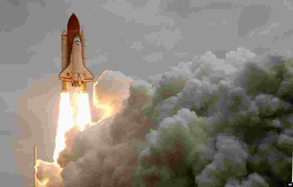 The space shuttle Atlantis STS-135 as it lifts off from launch pad 39A, Florida, July 8, 2011. (Reuters)