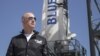 Jeff Bezos, pendiri Amazon, berpose di depan roket milik perusahaan Blue Origin, yang juga merupakan miliknya, di fasilitas peluncuran perusahaan tersebut di West Texas, pada 24 April 2015. (Foto: Blue Origin/AFP)