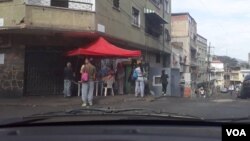 Un punto rojo del oficialismo, donde los electores venezolanos de escasos recursos que votaron este domingo, escaneaban el "carnet de la patria" con la esperanza de recibir "un premio" que les ofreció el presidente Nicolás Maduro. Foto: Fabiana Rondón, VOA. Mayo 20 de 2018.