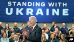 На архівному фото: президент США Джо Байден виголошує промову про безпекову допомогу Україні на підприємстві Lockheed Martin Pike County Operations, що виробляє протитанкові ракети Javelin. AP Photo/Evan Vucci