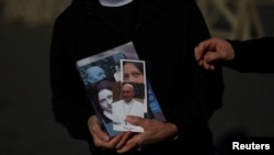 Una monja sostiene una imagen del Papa Francisco frente a la Basílica de San Pedro, mientras el Papa continúa su hospitalización, en la Plaza de San Pedro en el Vaticano, el 4 de marzo de 2025. 