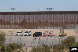 Anggota Garda Nasional Texas mengamankan perbatasan antara El Paso, Texas, Amerika Serikat, dan Ciudad Juarez, Chihuahua, Meksiko, dengan gulungan kawat berduri pada 9 Desember 2024. (Herika Martinez / AFP)