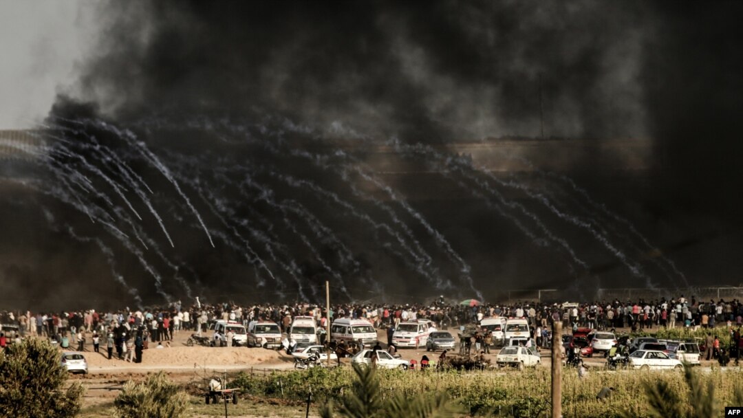 Pasukan Israel menembakkan gas air mata dalam bentrokan dengan warga Palestina di sepanjang perbatasan Israel dengan Jalur Gaza hari Jumat (29/6). 