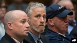 Komedian Jon Stewart, pendukung para petugas damkar, petugas pertolongan pertama dan penyintas serangan teror 9/11, menghadiri rapat dengar pendapat di Komite Kehakiman DPR AS mengenai kompensasi untuk korban, 11 Juni 2019.