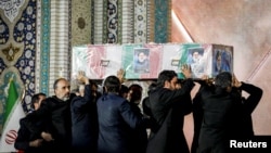 ARCHIVO - El personal funerario carga el ataúd del difunto presidente iraní Ebrahim Raisi durante su ceremonia de entierro en el santuario sagrado del Imam Reza en Mashhad, Irán, el 23 de mayo de 2024.