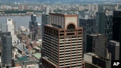 Investigadores trabajan en el techo del edificio AXA Equitable, en Nueva York, el martes 11 de junio de 2019. Un helicóptero se estrelló contra el techo del edificio en medio de una persistente lluvia el lunes, causando la muerte de su piloto Tim McCormack.(AP/Mark Lennihan)