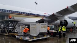 Gelombang pertama dari sekitar 60.000 vaksin virus COVID-19 tiba di Bandara Internasional Auckland, Selandia Baru, 15 Februari 2021. (Foto: Pemerintah Selandia Baru/AFP).