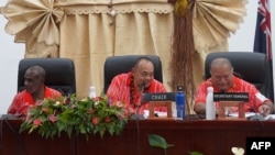 Para pemimpin negara Kepulauan Pasifik, PM Solomon Jeremiah Manele, PM Tonga Hu'akavameiliku dan Sekjen Pacific Islands Forum (PIF) Baron Waqa dalam pertemuan di Tonga (foto: dok). 