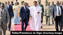 Les présidents béninois Patrice Talon et nigérien Mahamadou Issoufou, marchent sur le tapis rouge à Niamey, Niger, 7 avril 2018. (Twitter/Présidence du Niger).