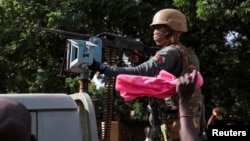 Des soldats montent la garde dans un véhicule blindé à Ouagadougou, au Burkina Faso, le 2 octobre 2022. Reuters / Vincent Bado