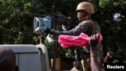 Des soldats dans un véhicule blindé à Ouagadougou, le 2 octobre 2022. Reuters / Vincent Bado