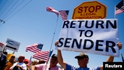 Manifestantes en el centro de procesamiento de Murrieta, California piden la deportación de los inmigrantes indocumentados detenidos.