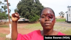 Simulação de mulher agredida na marcha contra a violência em Malanje, Angola, 9 de Dezembro de 2021