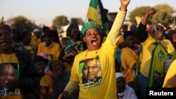 Des militants du Congrès national africain chantent un slogan lors de la campagne du président Jacob Zuma dans un quartier de Pretoria, Afrique du sud, le 5 juillet 2016.