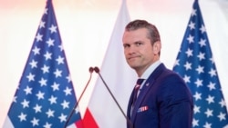 Menteri Pertahanan AS Pete Hegseth tiba di lokasi konferensi pers di Kementerian Pertahanan Polandia di Warsawa, pada 14 Februari 2025. (Foto: AFP/Wojtek Radwanski)