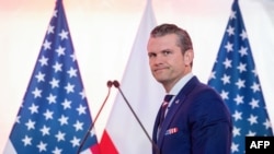 Menteri Pertahanan AS Pete Hegseth tiba di lokasi konferensi pers di Kementerian Pertahanan Polandia di Warsawa, pada 14 Februari 2025. (Foto: AFP/Wojtek Radwanski)