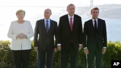 En esta imagen, la canciller alemana Ángela Merkel, el presidente ruso Vladimir Putin, el presidente turco Recep Tayyip Erdogan y el presidente francés Emmanuel Macron, se fotografían juntos en Estambul. Octubre 27, 2018.