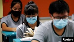 Siswa Sekolah Menengah Yio Chu Kang, mengenakan masker di dalam kelas, saat sekolah dibuka kembali di tengah pandemi COVID-19 di Singapura, 2 Juni 2020. (REUTERS / Edgar Su)