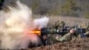 Seorang tentara Ukraina menembakkan artileri anti-tank saat latihan bersama di wilayah Donetsk region, bagian timur Ukraina, 15 Februari 2022. (Foto: Vadim Ghirda/AP Photo)